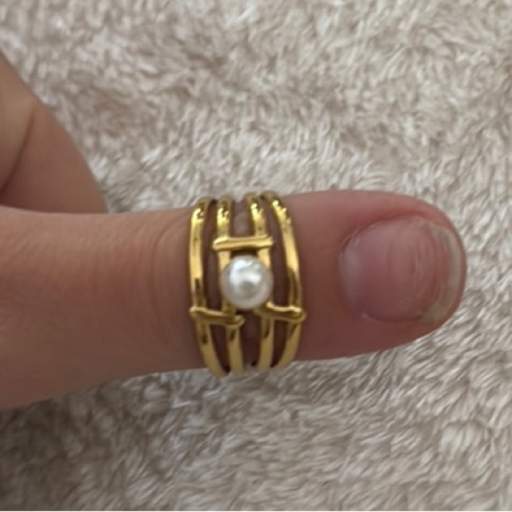 Elegant Gold and Pearl Ring